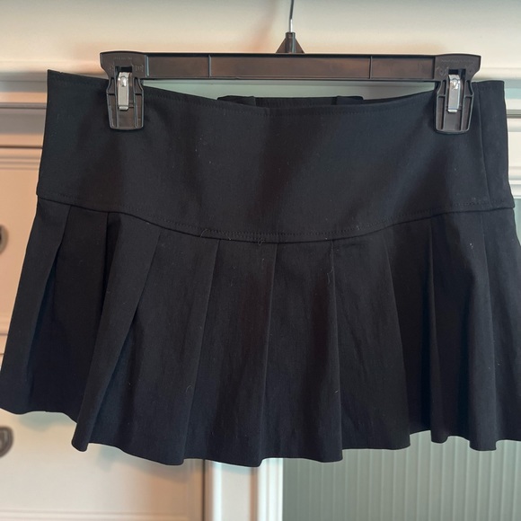 Pleated black skirt - Picture 2 of 6